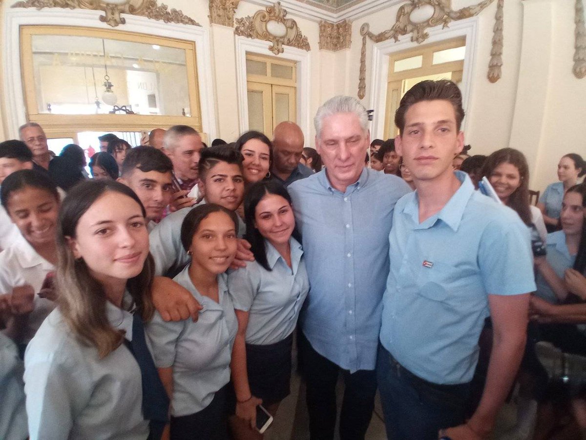 #VillaClara #Cuba: Intercambia nuestro presidente cubano <a href="/DiazCanelB/">Miguel Díaz-Canel Bermúdez</a> junto a candidatos a diputados en #santaclara. #VillaClaraConTodos #JuntosPorVillaClara #CubaVive