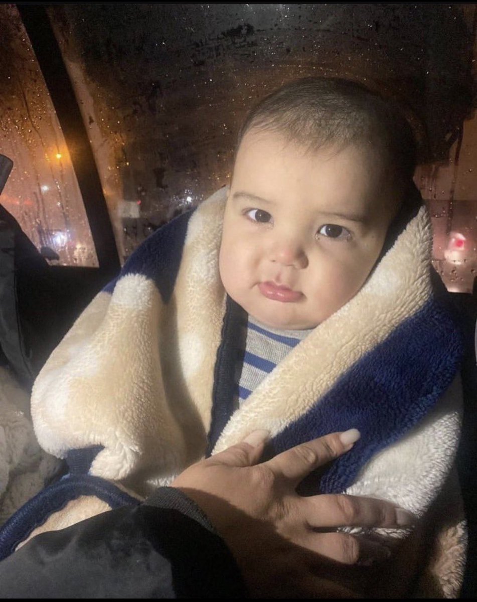 İçimiz damar damar parçalansa da
Dışımız lal gibi sessiz...

İsmet Özel