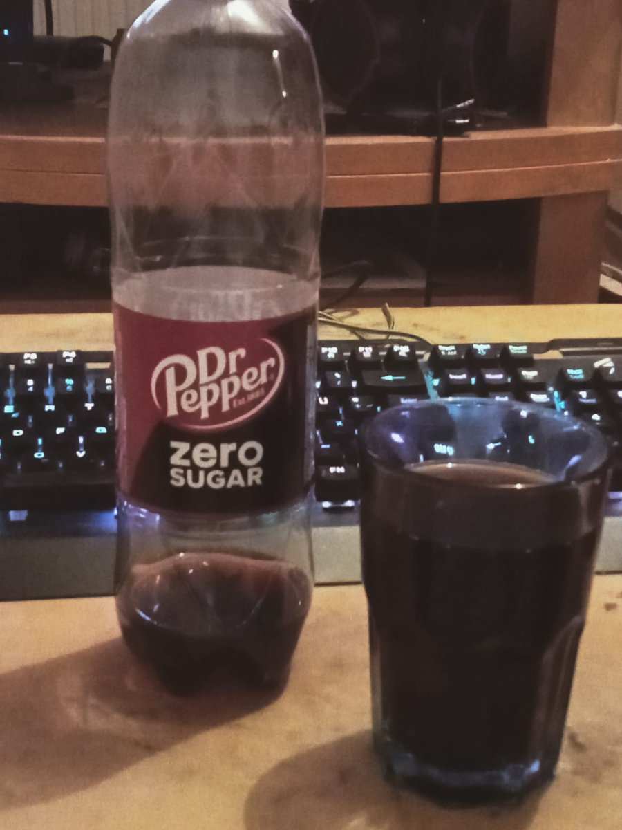 l0rk_s's tweet photo. @DrPepperDE Geht es auch mit der 1 Liter Einweg? Dose ist mir einfach zu klein. 😂😂 https://t.co/KFnkLT3ubg