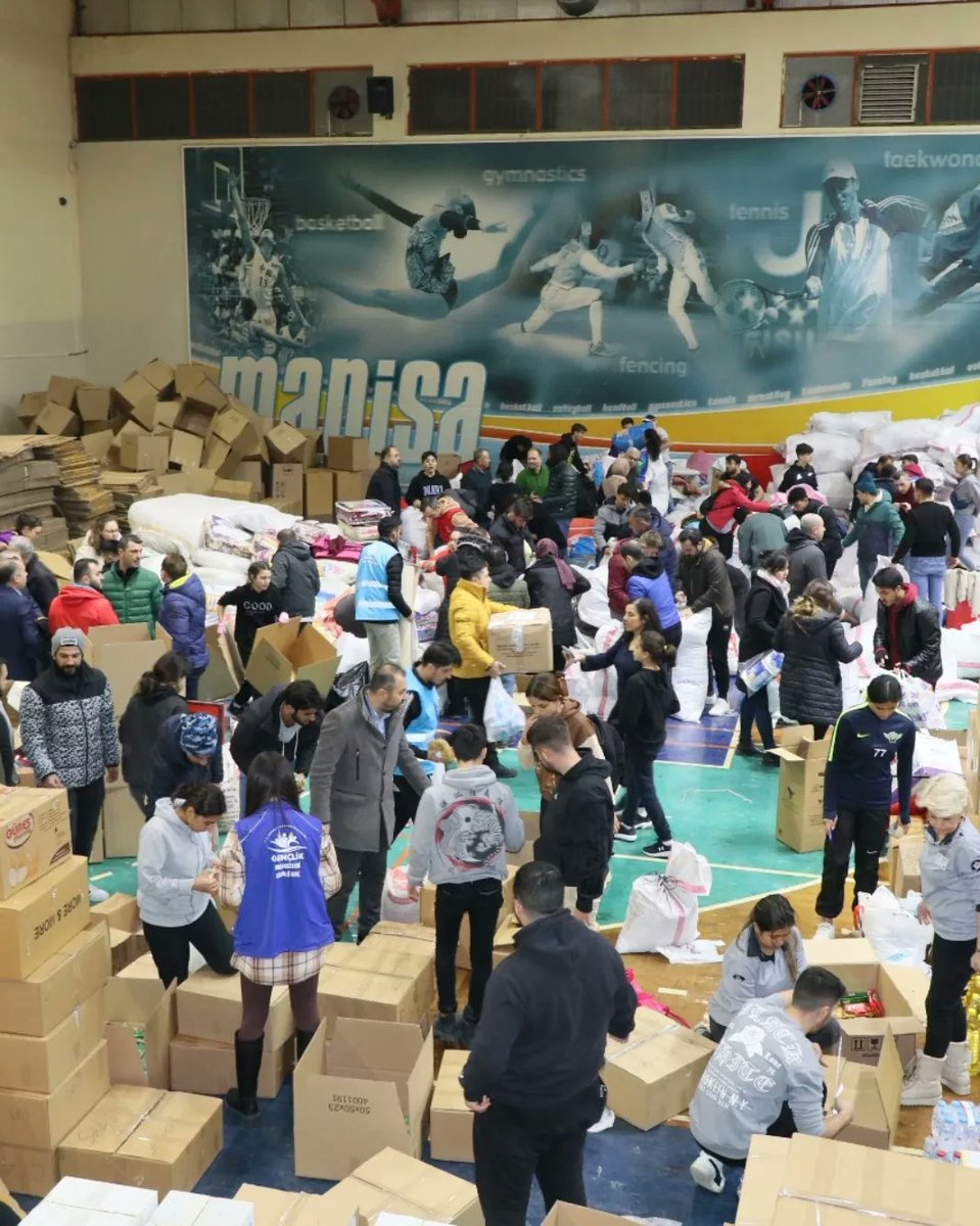 ValiKaradeniz's tweet photo. Manisa halkı da örnek bir dayanışma gösterdi.
Bağış yapan vatandaşlarımız, resmi görevliler ve gönüllüler el ele afetzedelerimizin yanında.
Allah onlardan razı olsun. https://t.co/2zMn43otTm