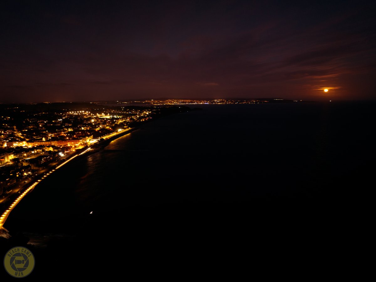CoastCams247's tweet image. Moonrise over Exmouth from Dawlish. #addicted_to_night #bigmoon #devonscenery