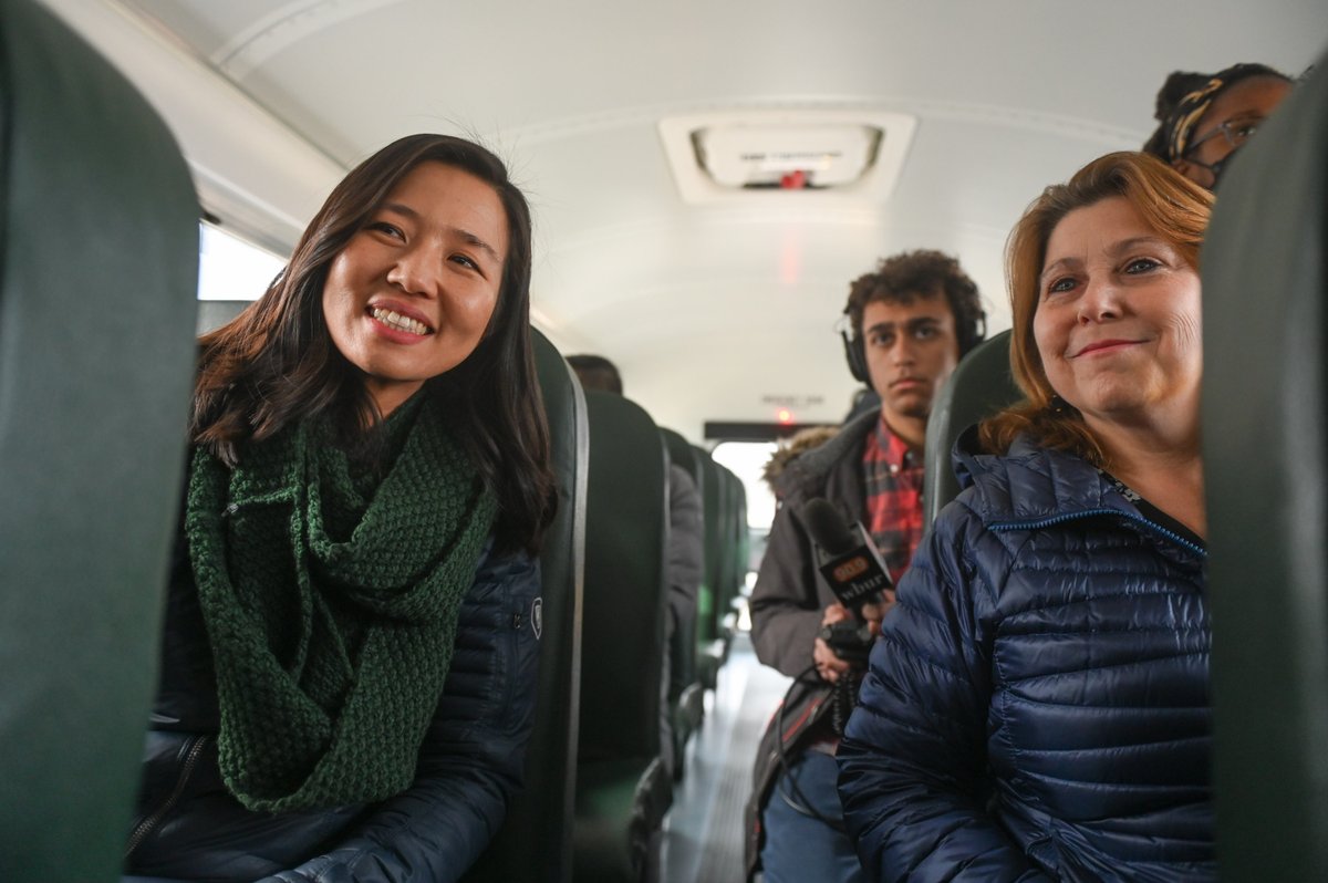 MayorWu's tweet image. Electric school buses have arrived! Electrifying our fleet will help cut down on emissions &amp;amp; equip our workforce with the tools to sustain cleaner, greener infrastructure that will benefit students, workers &amp;amp; communities—another step toward making Boston a Green New Deal city.