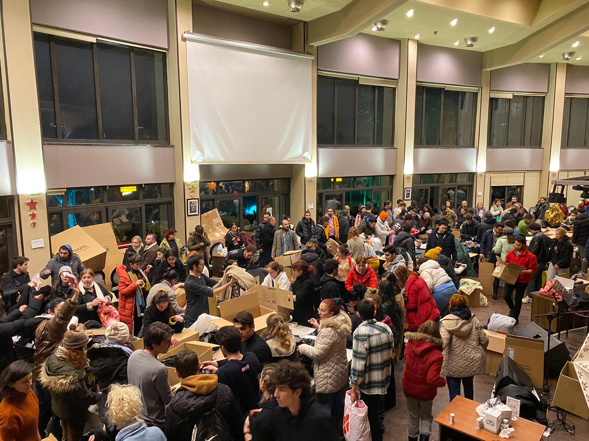 Bu saat itibariyle Mezunlar Derneği'nde çalışmalar devam ediyor. Gelecek olan tırlara malzemeler yüklenerek afet bölgesine yola çıkacak. 

Sabah ise 8:30'da gelebilen herkesi derneğe bekliyoruz. Sabah gelecek tırların da malzemesi hazır. Bunun için ciddi bir kalabalık gerekiyor.