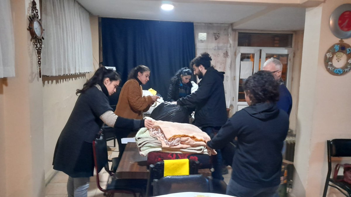 Fatih Dayanışması olarak deprem bölgelerine destek için bir araya geldik. İlk koliler hazırlandı, ileriye dönük çalışmalara başladık. #deprem