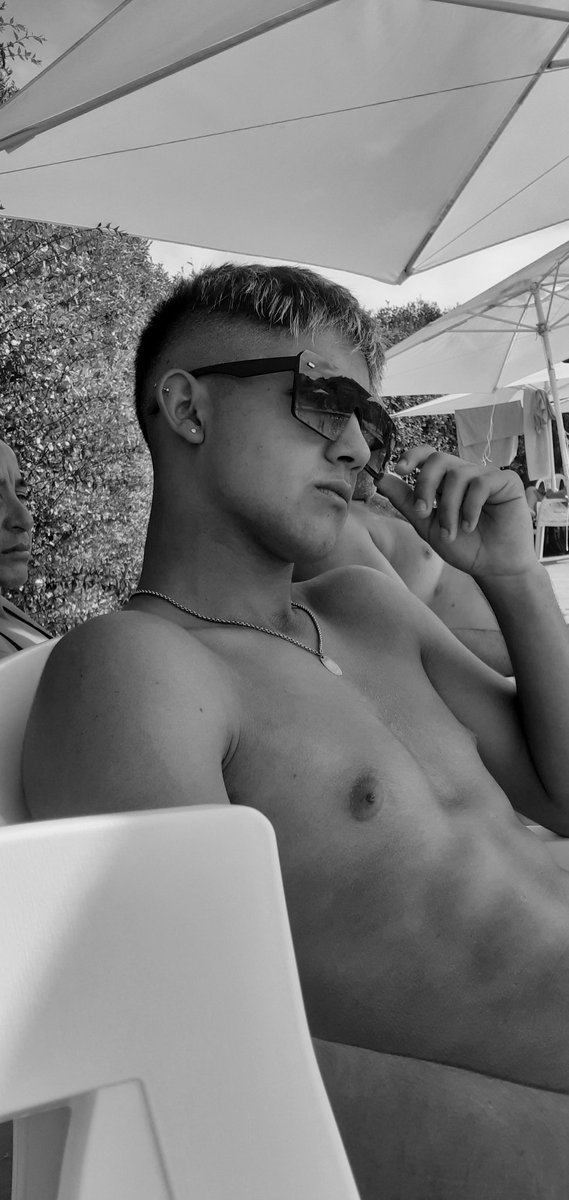 Que hombre tan hermosoo mi novioo la putaaa madreee, miren mirenn todoo mioo😍😍
