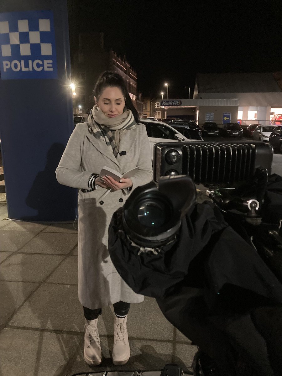 We leave Galashiels tonight but a heavy police presence remains.. as it gets darker and the temperature continues to drop, members of the public are continuing to wander this town in the hope of finding #KaitlynEasson 

The search continues.