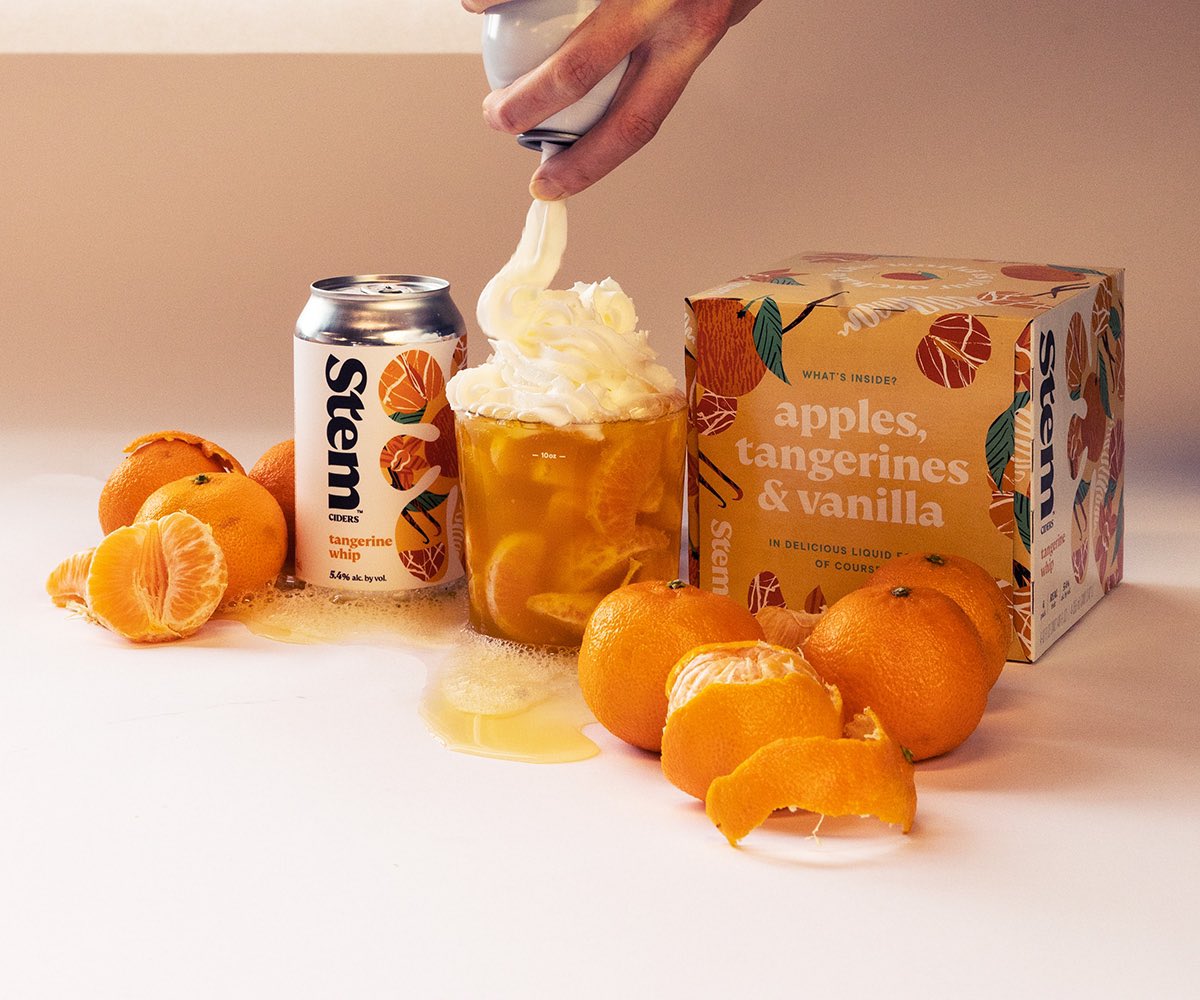 Tangerine, vanilla and apples, oh my! Serving up 🍊🍦creamsicle 🍦🍊vibes, crack open a blast from the past. Shipped to your door, order online.