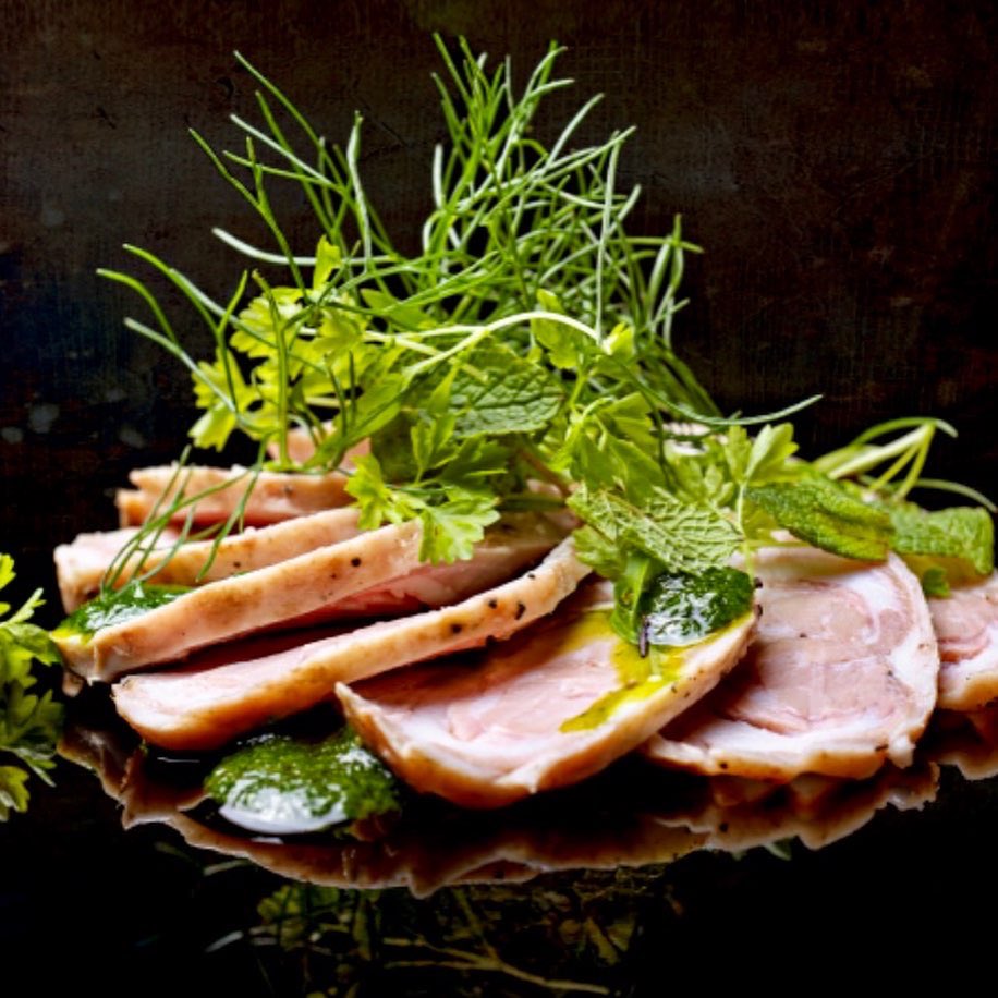 En 1607 el cocinero del Colegio Mayor de Oviedo en Salamanca, Diego de Maceras publica ‘Arte de Cozina’ Una valiosa obra de hace 400 años en la que figuran el arroz con leche, los hojaldres, el jamón en dulce y un anticipo del ‘txangurro’ a la donostiarra elpais.com/elviajero/gast…