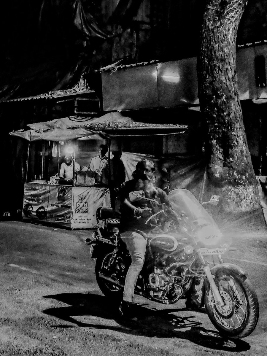 सो गया, ये जहाँ, सो गया आसमां,
सो गया, ये जहाँ, सो गया आसमां,
सो गयी हैं. सारी मंजिले,
ओ सारी  मंजिले, सो गया है रस्ता..
#BasYuinHi #JustLikeThat #Photography #nightphotography #BlackandWhite #monochrome #Mumbai #India #StreetPhotography