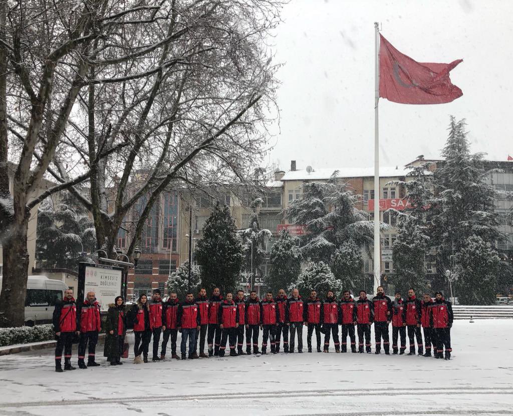prof_mahmutozer's tweet photo. Tamamı öğretmenlerimizden oluşan 2 bin  500 kişilik MEB AKUB ekiplerimiz, depremden etkilenen illerimizde enkaz altındaki vatandaşlarımızı kurtarma çalışmalarına katılıyor. https://t.co/cmrweqf4Ys