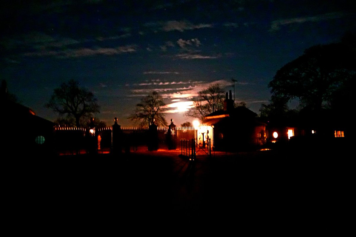 The East lodges @althorpestate in this evening's moonlight. 
Conservation@althorp.com  #moonlight