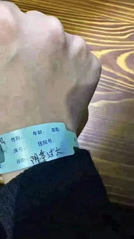 突然想起还有个错过的，是个牙医，胸很大，每次找她看牙她都会用胸夹着我，当时我岁数也不算太大，应该和她差不多，之前总以为这种骚货见谁都这样，其实不是的，后来听说她结婚了，估计是看对眼的才会用胸夹着，已经算是给我信号了，可惜我没把握住...你们有哪些记忆深刻的回忆分享么？