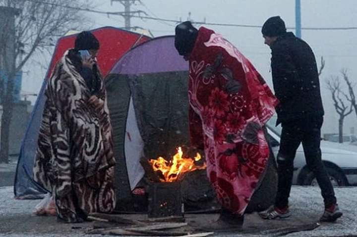 Arazın o tayı da bizimdir və bu gün çox çətin vəziyyətdədirlər. Xoydakı zəlzələdən sonra əhali, günlərdir ki, qışda, soyuqda küçələrdə yaşayır. 

#Xoy
#XoyZəlzələsi
#BizBurdayıqXoy