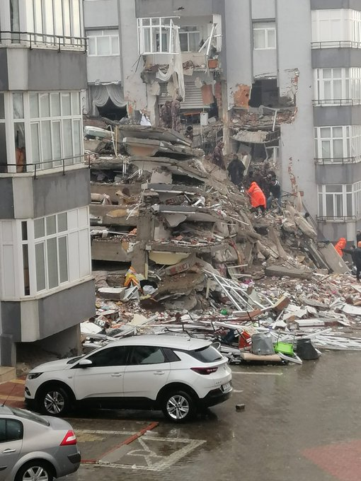 kursadbucak's tweet photo. 🚨Kahramanmaraş 60 evler sitesi b blok🚨

"Hocam lütfen 🙏 hiç bir destek yok bir kaç kişi vardı onlarda yan bina korkusu nedeniyle gitti😟 Kahramanmaraş 60 evler sitesi b blok en alt kat Mine kar Harun kar ve 3 çocukları haber alamıyoruz"

Haber alan duyan gören bilen https://t.co/CxeMHMaXqT