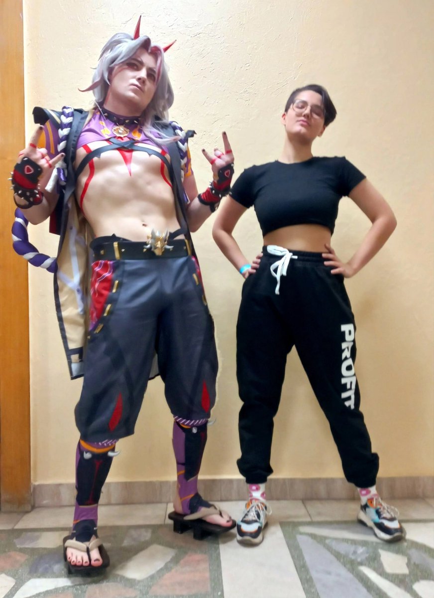 RaspberryBorsch's tweet image. Я на днях был на фесте оргом стенда джаст денса и наебнулся не успели мы начать. Теперь у меня растяжение с огромным синяком на стопе и больная жопа которая не дает сидеть в любимой позе креветки. 
Там был очень крутой Итто, но больше я туда не пойду