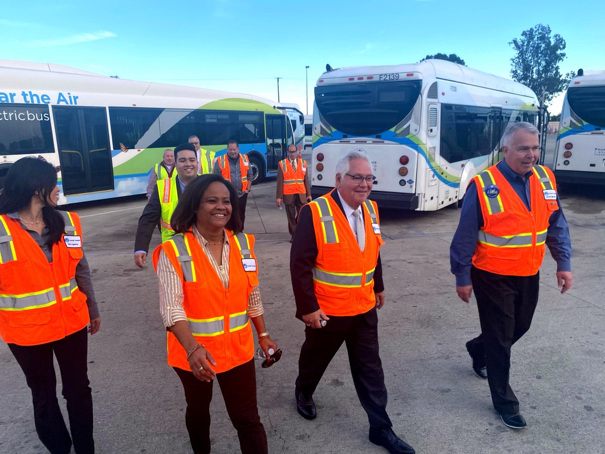 As a #HydrogenEconomy, #HydrogenNow advocate, & @HydrogenCa supporter via #CALeg, I enjoyed touring @FoothillTransit's #HydrogenFuelCell #ZeroEmmissions fleet. #ZEVs helps #CA #ReduceEmissions, meet #ClimateGoals, & realize the #HydrogenHub reality #H2Now senate.ca.gov/hydrogen-energy
