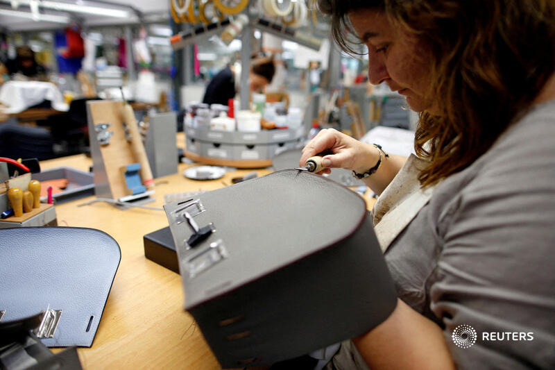 ReutersLegal's tweet photo. Hermes International SCA urged a U.S. jury to find that a creator of non-fungible tokens violated its trademark for Birkin bags, while lawyers for the 'MetaBirkins' maker countered that the images were art https://t.co/1y9zWeDkV5 @cohenluc https://t.co/X97Ubohqti