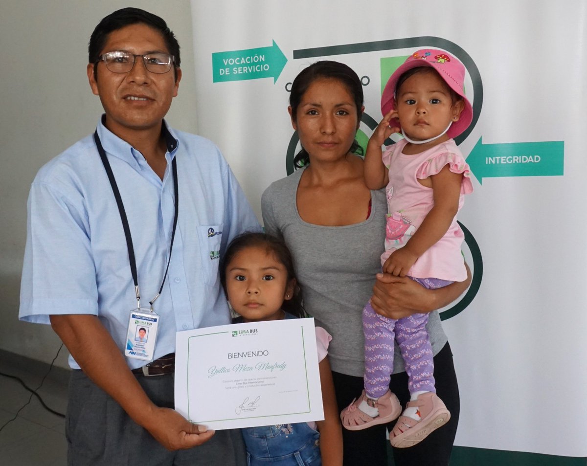 LimaBus1's tweet photo. Recientemente, recibimos a 15 nuevos compañeros, que junto a sus familiares participaron de la Ceremonia de Bienvenida, donde reforzamos nuestro compromiso de brindarles un ambiente seguro para laborar.
Conoce más de nosotros en: https://t.co/PBim2Avipk https://t.co/BYKRAKyAuK