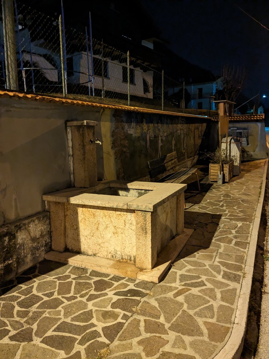 inf2180's tweet photo. ...scorci notturni...
#borgolivinal
#polpet
#pontenellealpi
#Belluno https://t.co/IryHHqVNwf