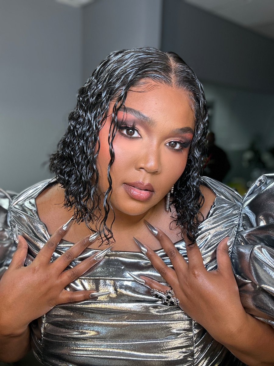 lizzo's tweet image. DONT FORGET MY GLAMMY FOR BEING BEAT TO HIGH HEAVENS BITCH