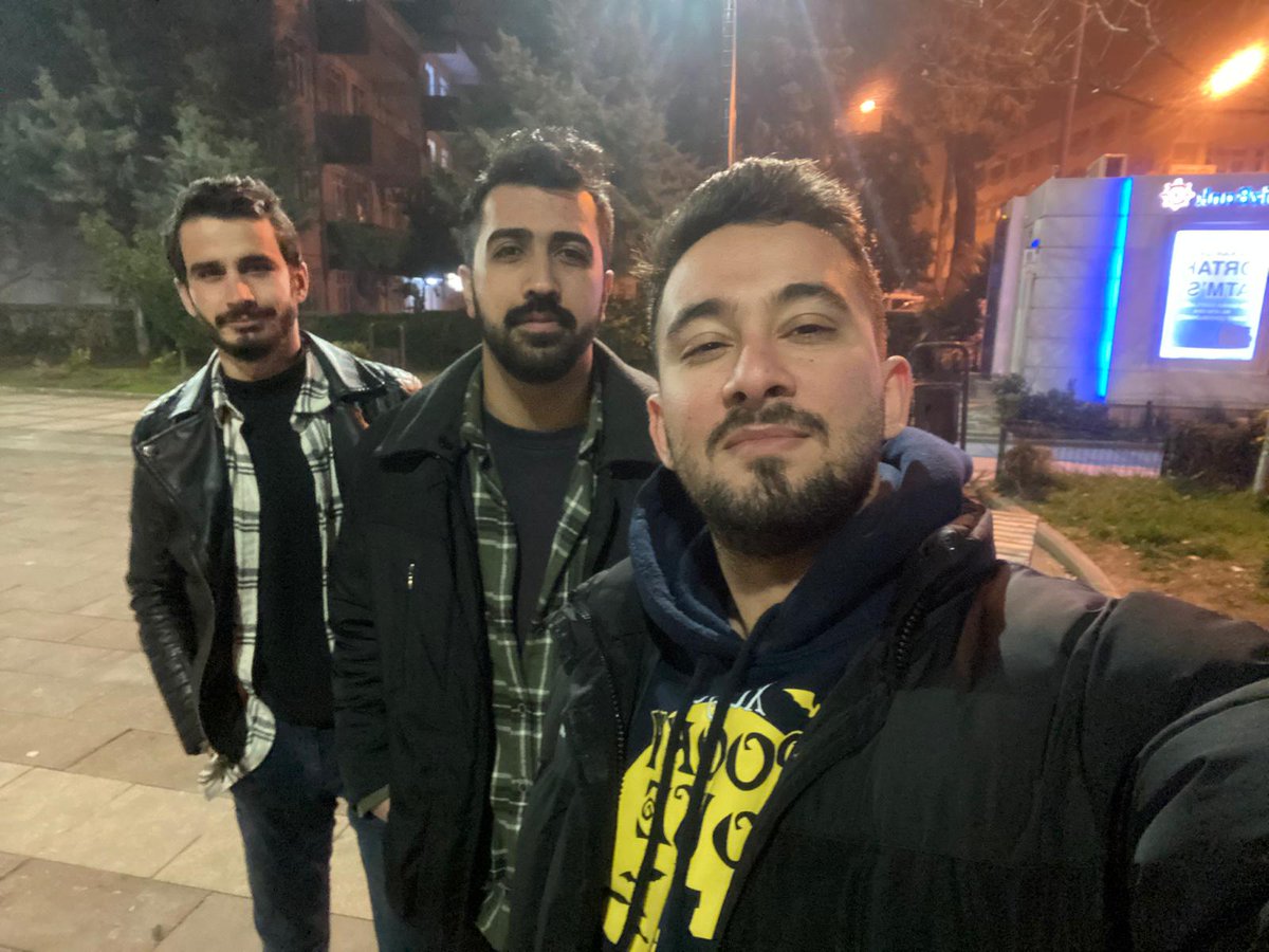 Songulmeyen's tweet photo. Enes Dilmeç arkadaşımıza ulaşamıyoruz. İslahiyede oturanlar yazdığım adreste fotoda önde olan kişiyi gösterip sorabilir mi çevreye? Bu adrese bir an önce yardım gelmesini istiyoruz @AFADGaziantep 
Cumhuriyet Mh. Selimoğlu Sk. B.Bora Taşkın Apt. No:5 Daire:5 İslahiye/Gaziantep https://t.co/8CSb19cx57