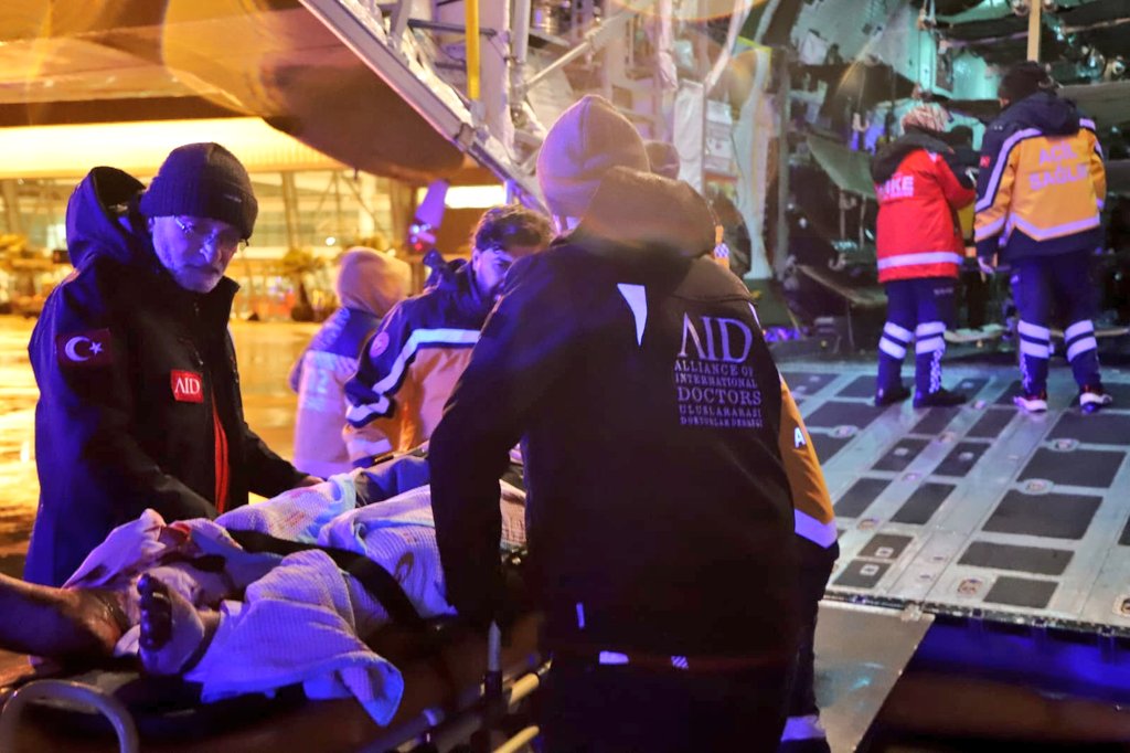 aynulquzat's tweet photo. Arkadaşlarımız Adıyaman'da yaralıları havaalanından ambulans uçaklara naklediyor.
@aidoctors @saglikbakanligi @DepremDairesi https://t.co/juxIpQFjBR