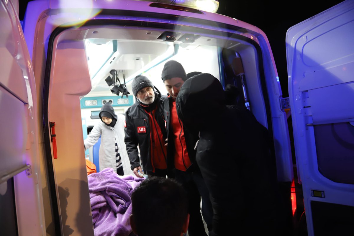 aynulquzat's tweet photo. Arkadaşlarımız Adıyaman'da yaralıları havaalanından ambulans uçaklara naklediyor.
@aidoctors @saglikbakanligi @DepremDairesi https://t.co/juxIpQFjBR