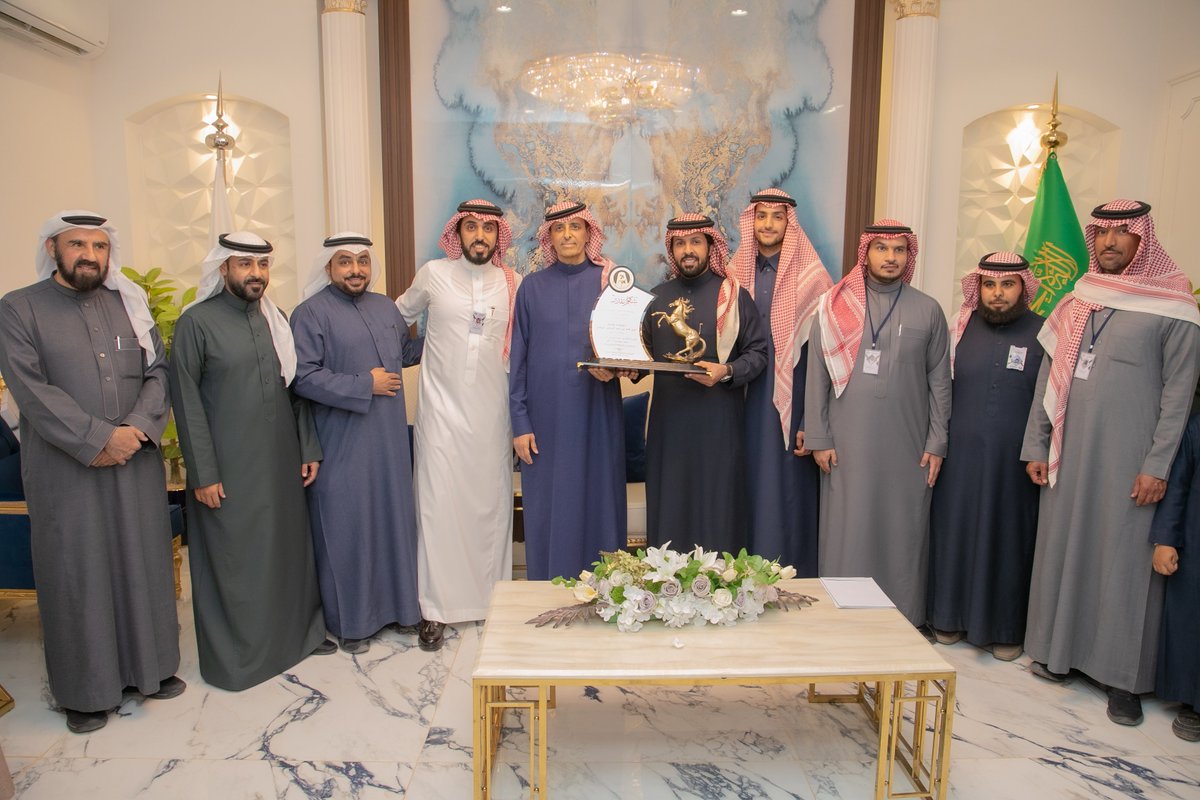 FrusiyatMajmaah's tweet photo. قدم الأستاذ ماجد بن عوض السبهان مدير ميدان الأمير فيصل بن خالد بمحافظة المجمعة درع تذكاري لسعادة الشيخ عبد الله بن عبد الرحمن العقيل . @majaheem https://t.co/uje0XCWyN7