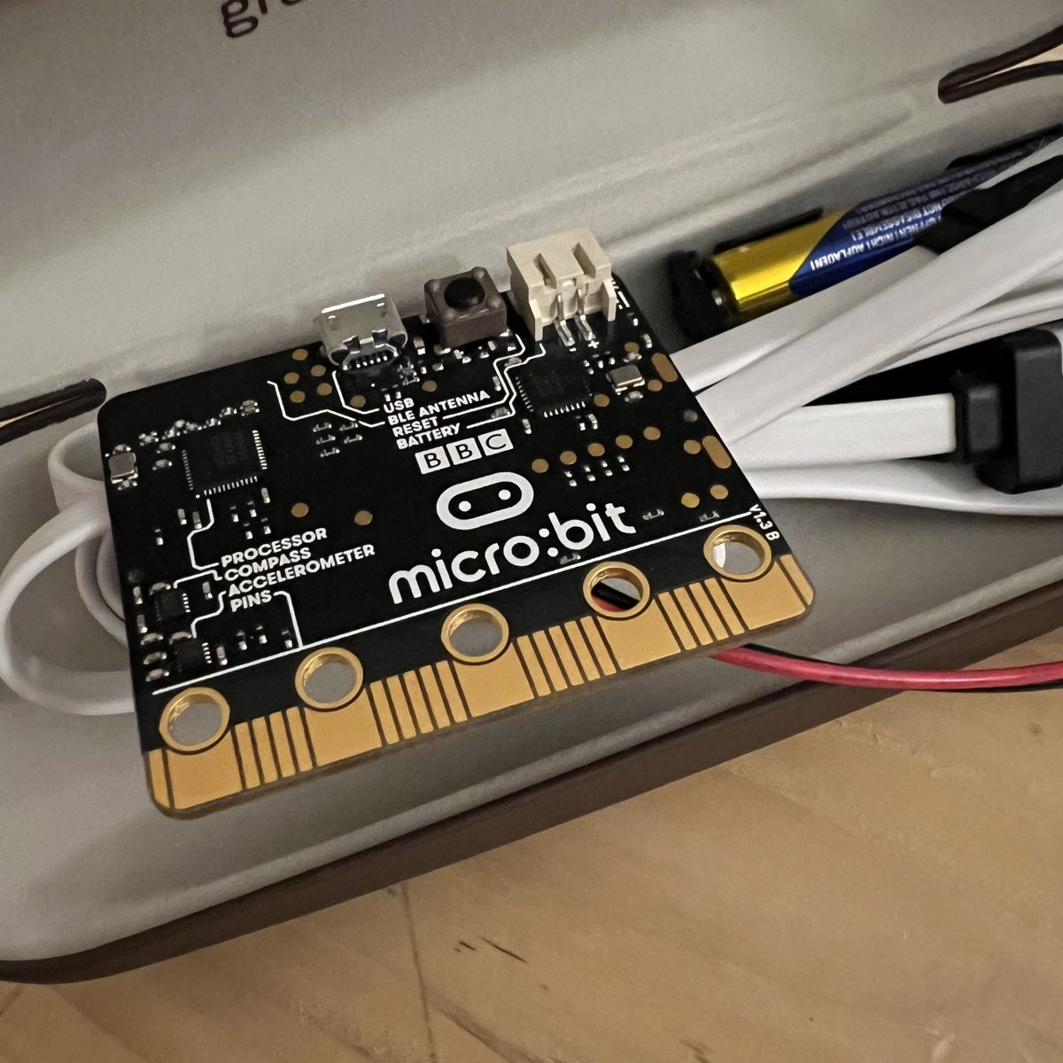 mc_ordoquy's tweet image. La puce a trouvé de quoi s&apos;occuper pendant ses heures de trou demain😁  sans doute l&apos;approche de la #PyConFR qui lui y a fait penser, ça fait des années qu&apos;elle traine dans son tiroir !