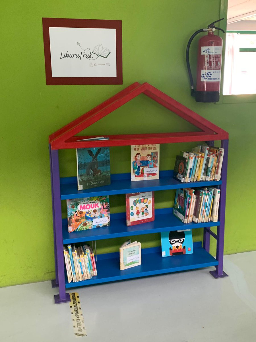 ¿Qué os parece? 
❤️ APRENDIZAJE-SERVICIO

1. 🏗Adolescentes de FPB construyen estanterías
2. 📚Biblioteca las dota de libros 
3. 🏫Centros educativos ceden espacio accesible
4. 👧🧑📖Niñ<a href="/s/">『S』</a> acceden gratis a la lectura 
5. 🔄Se crean 5 puntos de intercambio de libros 
#Ermua