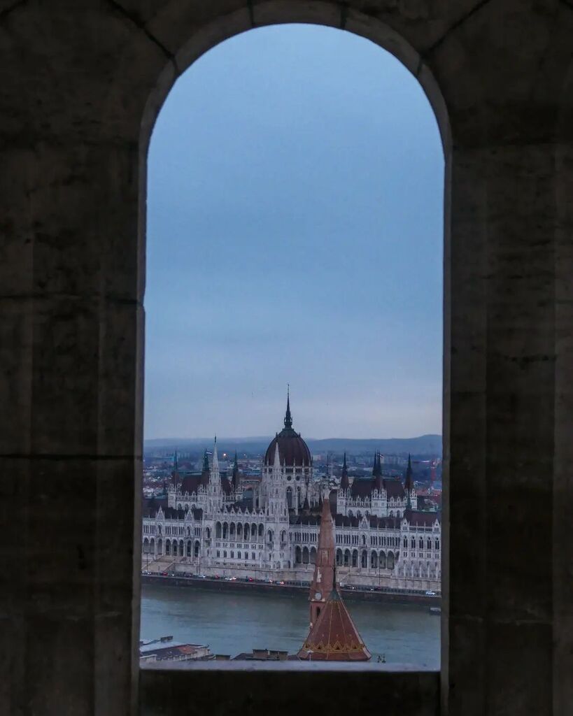 Went AWOL for a bit 🙈 Figured now we've been in Hungary for a month I should probably start uploading some pics ✨✨ Here is the parliament building, definitely the pengest building in the whole of Budapest