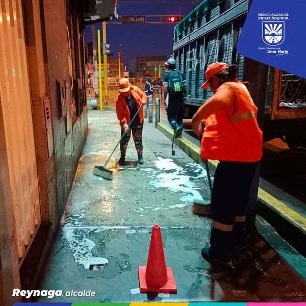 🧹🪣 Personal de limpieza realizó trabajos de mantenimiento al  paradero conocido como #FarmaciaIndependencia en el cruce de las avenidas Las Violetas y Los Pinos como parte de las labores de ornato y limpieza para todo nuestro distrito.✅☑
#IndependenciaDistritoDeOportunidades