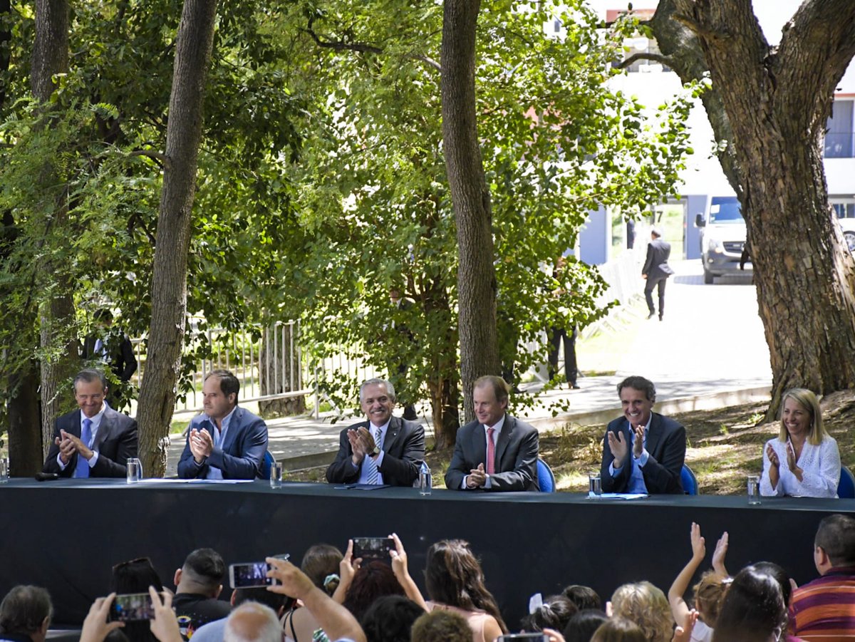 juliosolanas's tweet photo. En la mañana de hoy, en el complejo de viviendas PROCREAR de Paraná, recibimos al Presidente de la Nación, @alferdez https://t.co/tgyiLcIXeX