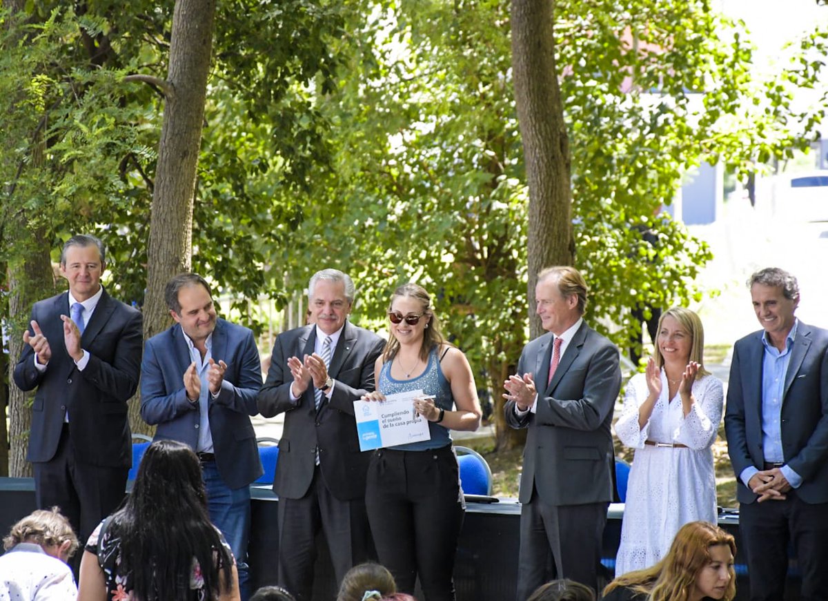 juliosolanas's tweet photo. Junto al gobernador @bordet y al intendente de Paraná, @adanhbahl, se hizo entrega de viviendas a vecinos de la capital, además se firmaron importantes convenios de obras para nuestra ciudad y para la provincia. https://t.co/PeTbLcLr2x