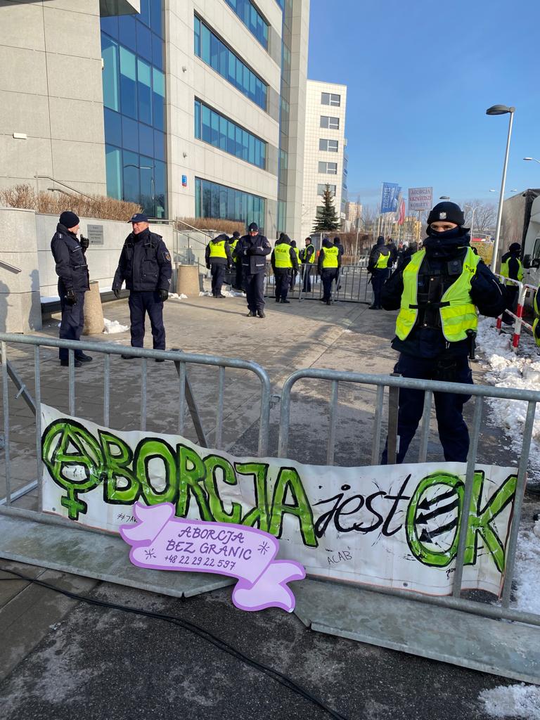 Women's Link (@womenslink) on Twitter photo 🧵📢We are in Warsaw supporting <a href="/aborcyjnydream/">Aborcyjny Dream Team</a> and activist Justyna Wydrzyńska, who is facing up to 3⃣ years in prison for helping a woman access a safe abortion. You’re not alone, there is a worldwide feminist movement that accompanies you and defends your work. #JakJustyna 🧵📢We are in Warsaw supporting <a href="/aborcyjnydream/">Aborcyjny Dream Team</a> and activist Justyna Wydrzyńska, who is facing up to 3⃣ years in prison for helping a woman access a safe abortion. You’re not alone, there is a worldwide feminist movement that accompanies you and defends your work. #JakJustyna