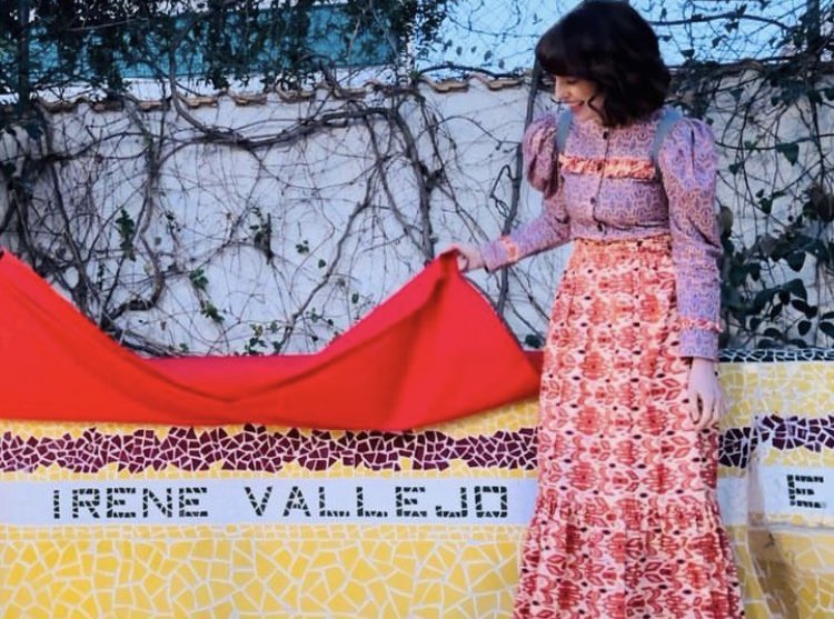irenevalmore's tweet photo. Un jardín de nombres en l’Eliana. Literatura en trencadís. Gracias por reservarme un hueco. 

#SetmanaDeLesLletres #LEliana #Valencia @biblioeliana https://t.co/b3yOMgnfje