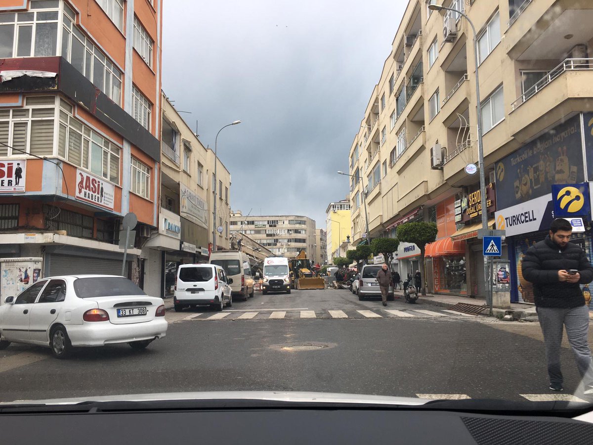 İskenderun da birçok bina yerle bir oldu sadece halk var yetkili hiç kimse yok acil yetkililer ve boşta olan bütün insanlar yardım etmeli çay mah. Körfez özel hastane yolu onlarca bina yıkıldı acil yardım 
#Hatay #hataydepremi #hatayafad #iskenderundeprem #iskendurun #iskenderun