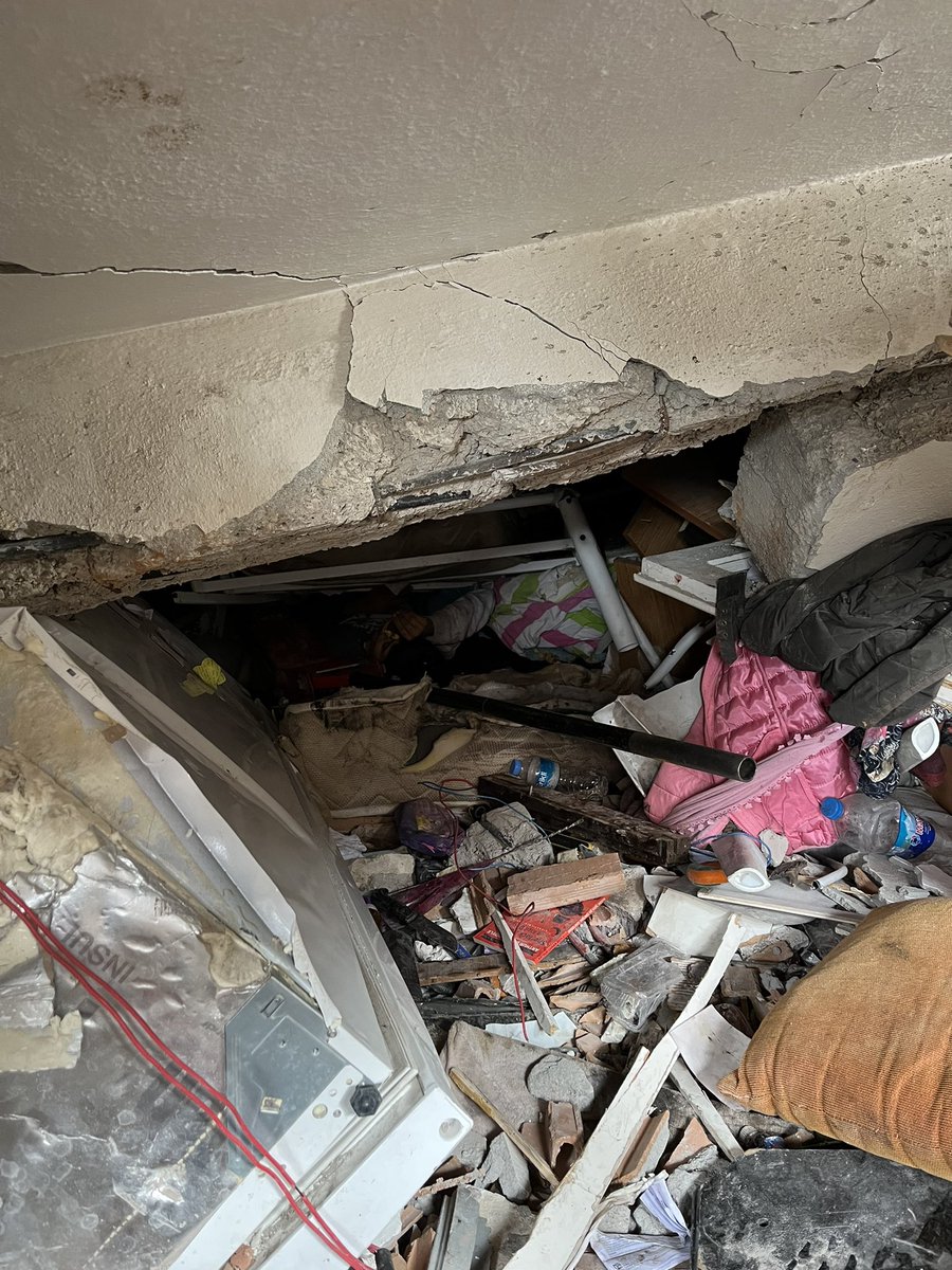 Tekrar ediyorum. Hatay Kırıkhan ilçesi. Kimse yok arkadaşlar sivil yardıma da ihtiyacımız var. Ambulanslar itfaiyeler jandarma hiç kimse göçüklerle enkaz altında kalanlarla ilgilenemiyor. Fotoğraftaki Mustafayı canlı 8 saat sonunda 6 sivil biz kurtardık. Nolur yardım gelsin.