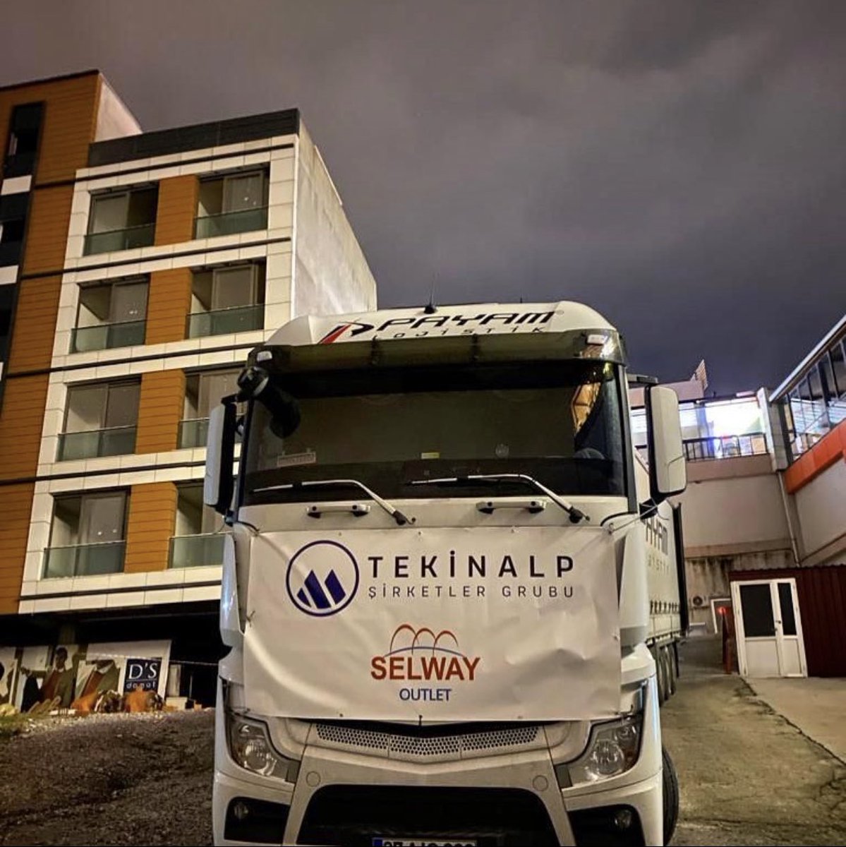 Tekinalp Şirketler Grubu &amp; <a href="/selway_outlet/">Selway Outlet</a>  olarak depremzedelerimiz için ihtiyaç malzemeleri ile dolu Tırımız yola çıktı. 
Kamu kurumlarımız ile irtibat halindeyiz. Desteklerimiz devam edecek. Milletimizin yanındayız!
#PrayForTurkey #DevletMilletElele #tekinalpdeğerverir