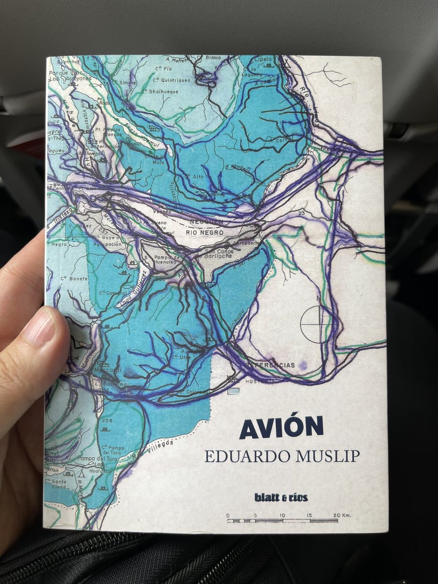 Saudade86's tweet photo. En el avión leyendo “Avión”, de Muslip. https://t.co/ZrjLNVi4x9