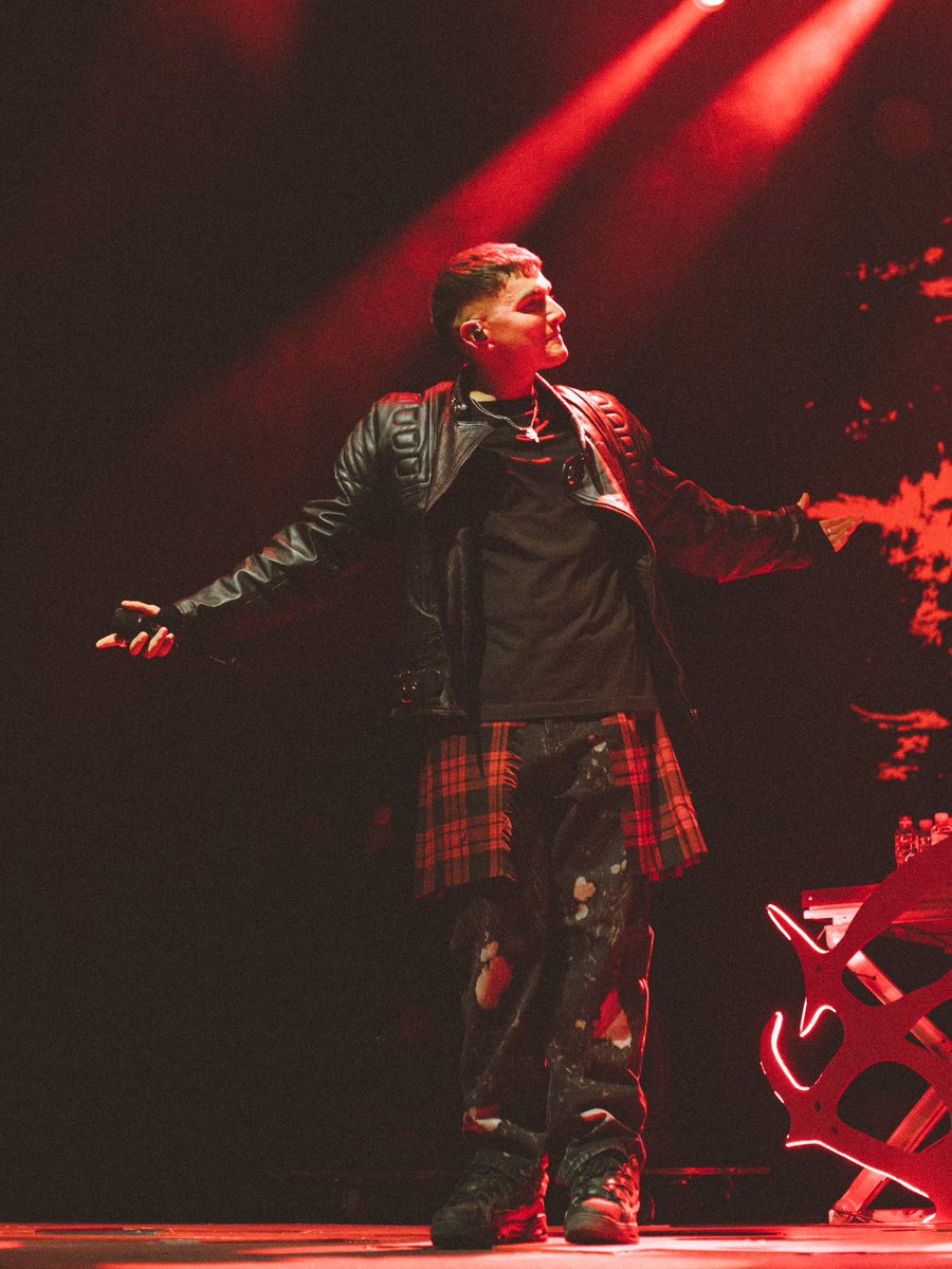 Recycled_J's tweet photo. MADRID 🌹🖤 https://t.co/nGPIGVRm78