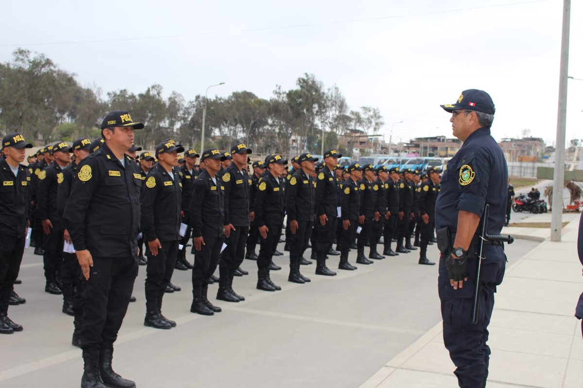 egopolitico_'s tweet photo. Plaza San Miguel | La Policia Nacional del Peru aplican inteligencia para decomisar vinagre, "hondas de gas", piedras especiales que hacen una curva de 180° que luego regresan a la mano de quien las lanza, cuadernos con apuntes para medicinas; pero no para combatir el sicariato. https://t.co/K10QhEAH0G