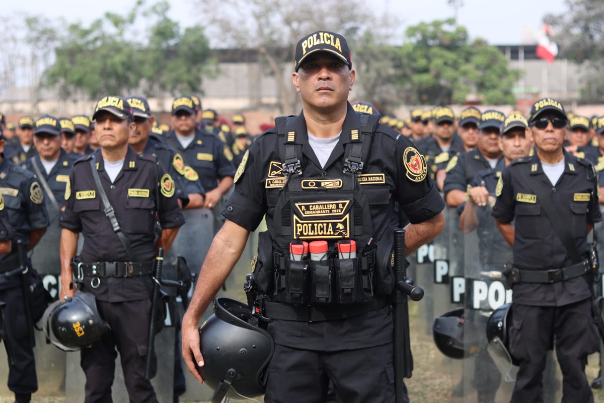 egopolitico_'s tweet photo. Plaza San Miguel | La Policia Nacional del Peru aplican inteligencia para decomisar vinagre, "hondas de gas", piedras especiales que hacen una curva de 180° que luego regresan a la mano de quien las lanza, cuadernos con apuntes para medicinas; pero no para combatir el sicariato. https://t.co/K10QhEAH0G