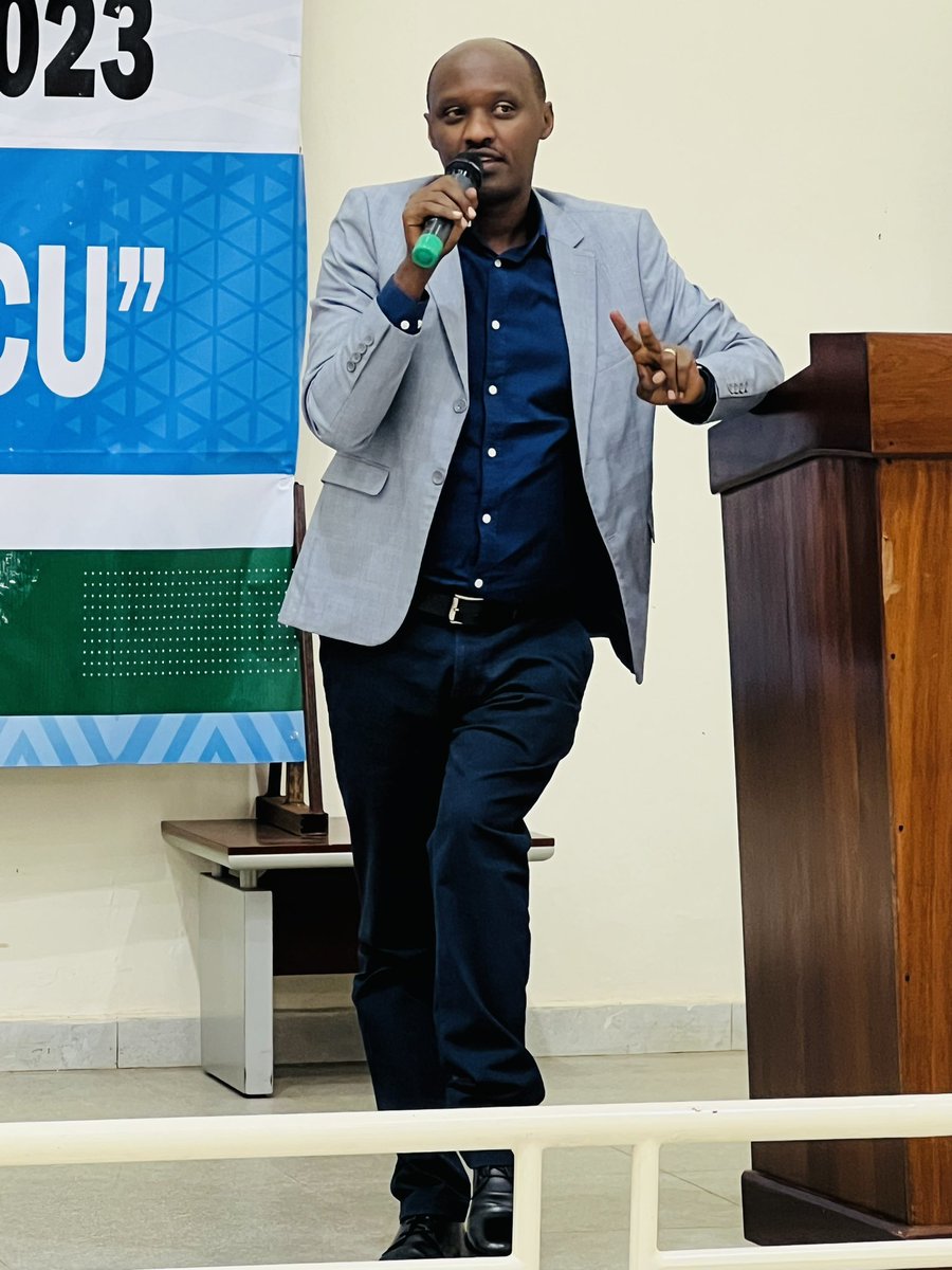 Unity_MemoryRw's tweet photo. Ku mugoroba wo kuri uyu wa Mbere, Perezida wa @GAERGRwanda Nkuranga Jean Pierre yasuye urubyiruko rwa @AERGFAMILY ruri mu Itorero Intagamburuzwa Icyiciro cya VIII, arushishikariza kugaragaza ukuri ku mateka ya Jenoside yakorewe Abatutsi, no guhangana n'abayipfobya bakanayihakana. https://t.co/QLEw5QPwXk
