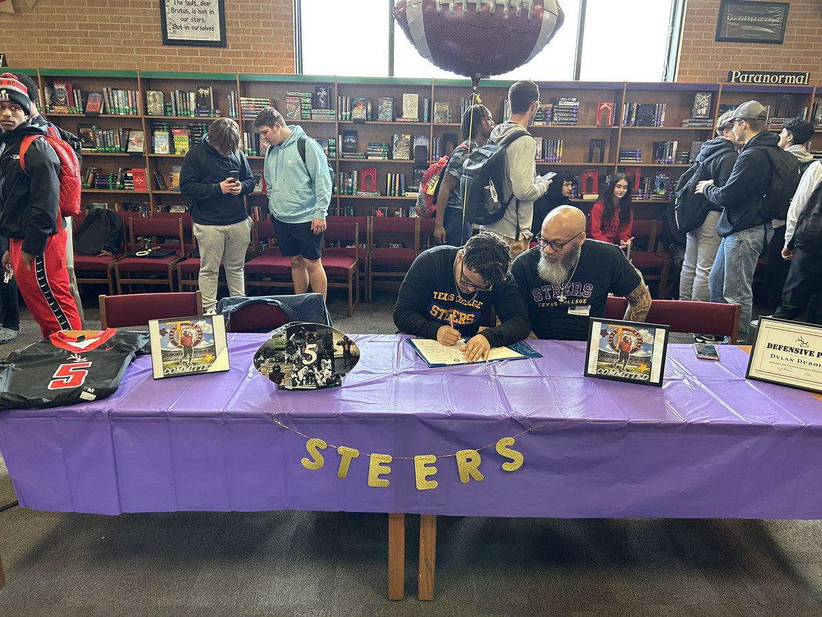 DylanDuBois_'s tweet photo. Official 📍#gosteers 💜💛 @Coach_JJackson2 @nobles_coach https://t.co/LflAzPUUdK