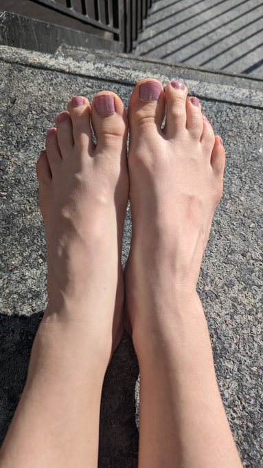 1 pic. Sunbathing with my twinkle toes ☀️👣

#feetpic #nailpolish #toes https://t.co/Jcxdv5FOqn