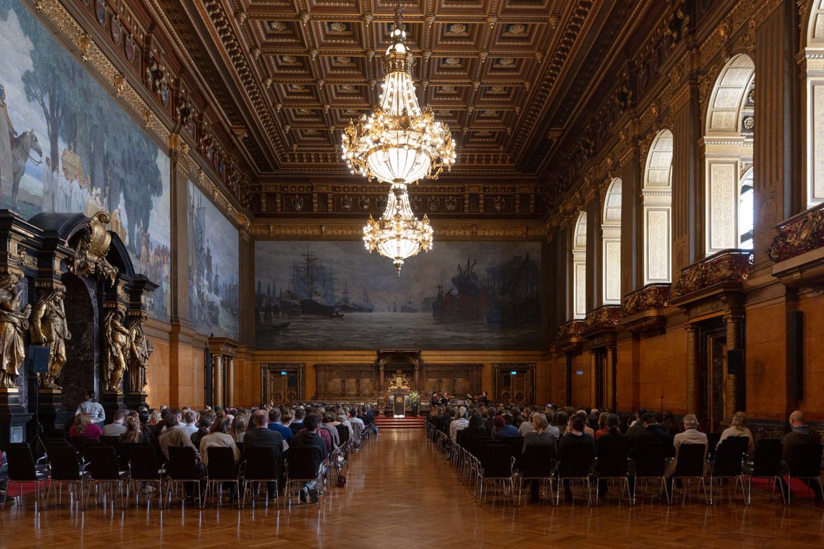 Heute begrüßte Schulsenator Ties Rabe 430 neue Lehrkräfte im Vorbereitungsdienst sowie 302 neue Lehrkräfte, die zum 1. Februar unbefristet an Hamburgs Schulen eingestellt wurden. Lehrkräftemangel in der Hansestadt bisher noch nicht so spürbar wie in anderen Bundesländern.
