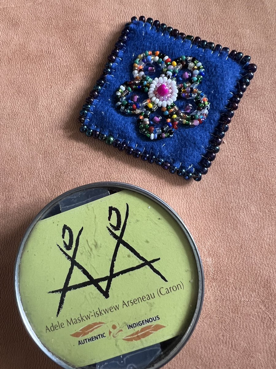 #PlantASeedBead Residency with the Roundhouse Community Centre. Still working away teaching people their cultural beadwork. 😊🙏🏽
#MichifArtist #NehiyawArtist #Beadwork