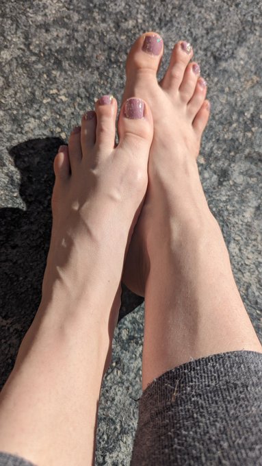 2 pic. Sunbathing with my twinkle toes ☀️👣

#feetpic #nailpolish #toes https://t.co/Jcxdv5FOqn