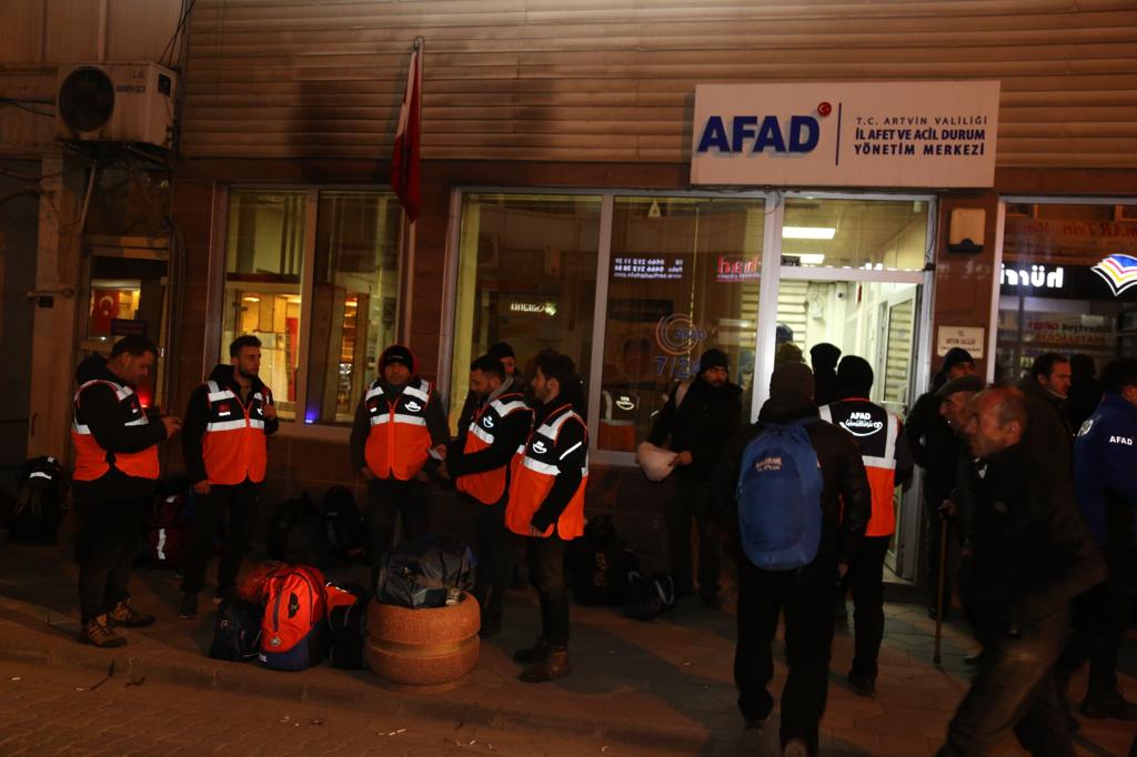 artvinvaliligi's tweet photo. Kahramanmaraş’ta meydana gelen ve bir çok ilimizi etkileyen depremin yaralarını sarmak üzere AFAD İl Müdürlüğümüz koordinesinde ilimizden ilk etapta 
259 AFAD Gönüllüsü ihtiyaç duyulan bölgelere sevk edildi.

Teşekkürler Artvin 🇹🇷 https://t.co/Kd6wlLCxS7
